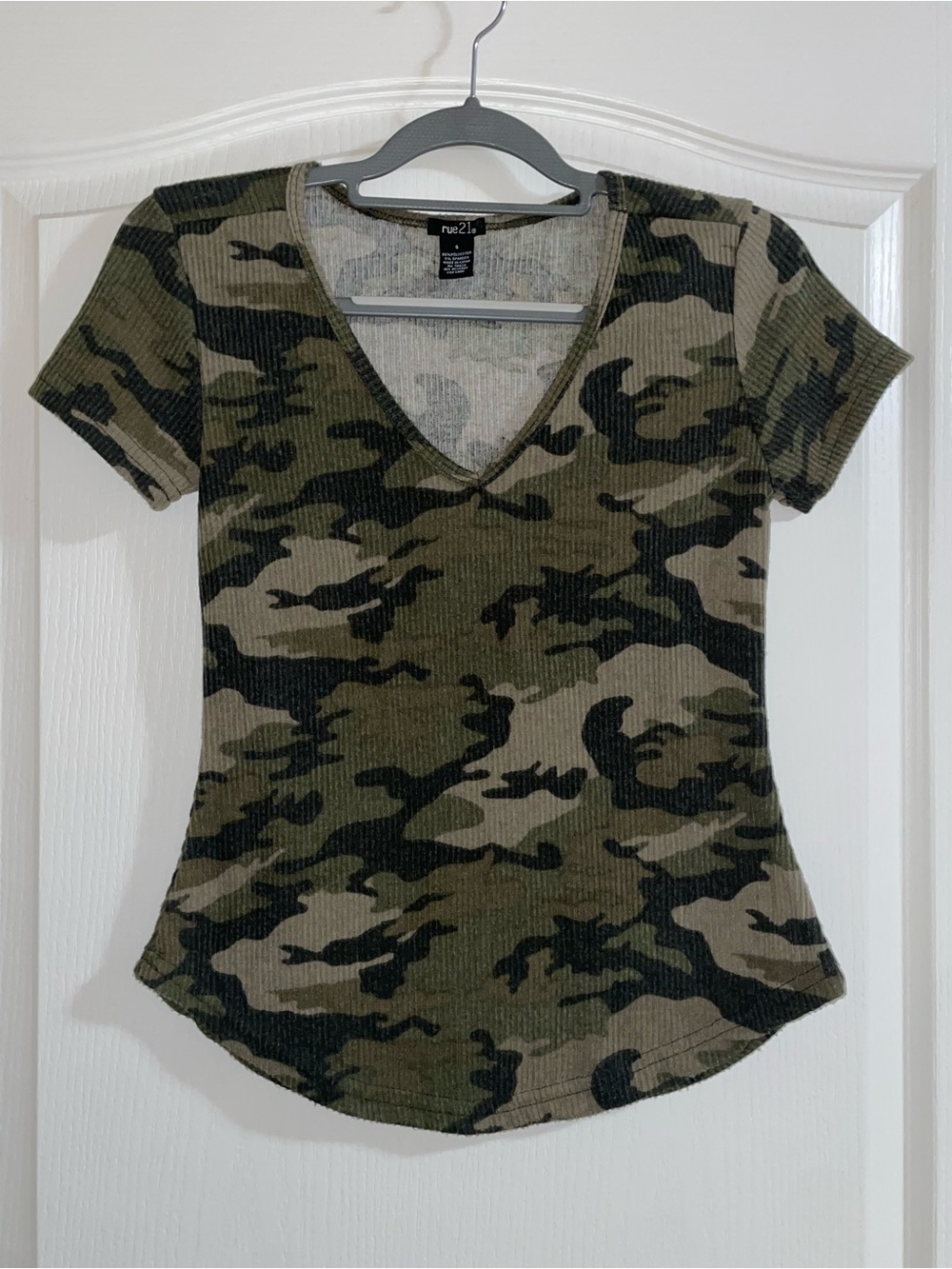 Rue21 Soft Green Camo Ribbed V-Neck Tee S